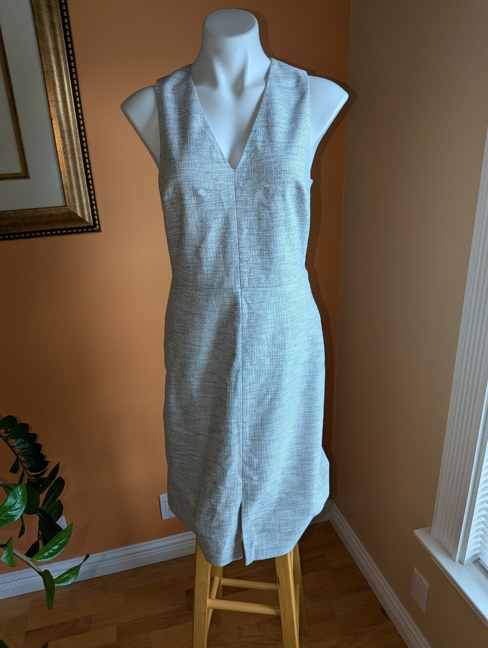 NEW Banana Republic Sleeveless V-Neck Sheath Dress in Light Gray Size 8
